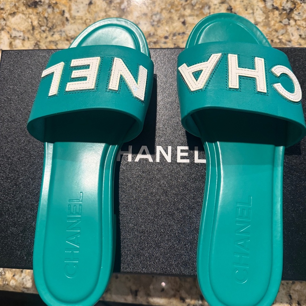 Chanel leather slides, 39